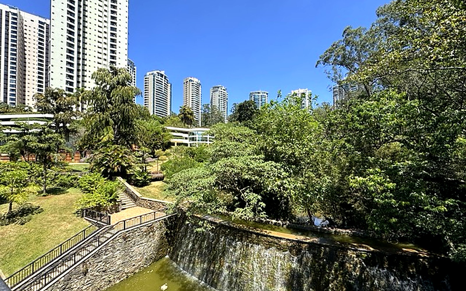 Torres do Villaggio Panamby com lagos, cascata e áreas verdes no Panamby, São Paulo