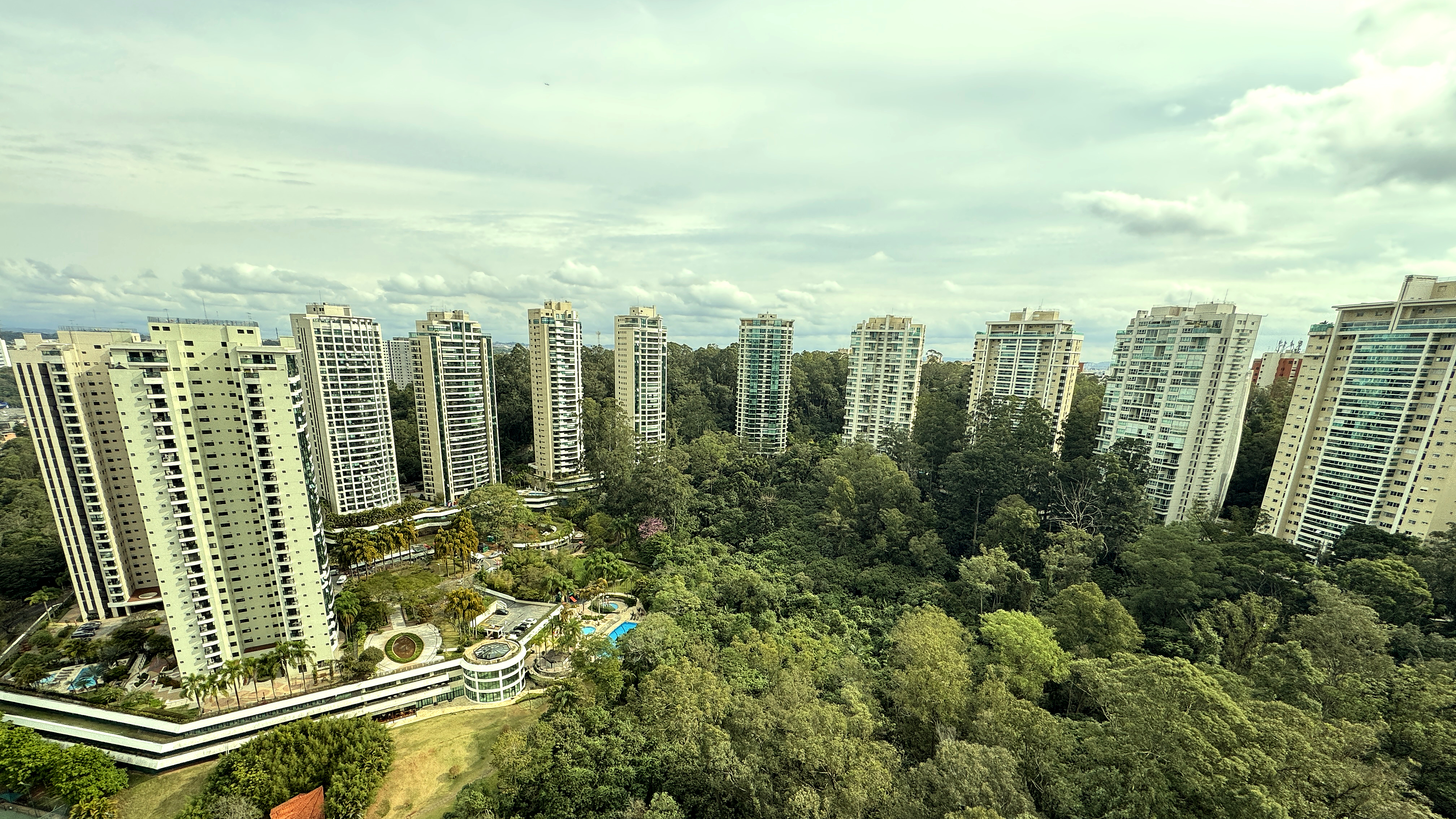 Vista aérea do Condomínio Villaggio Panamby — torres, mata preservada e lazer na Rua Itapaiuna 1800
